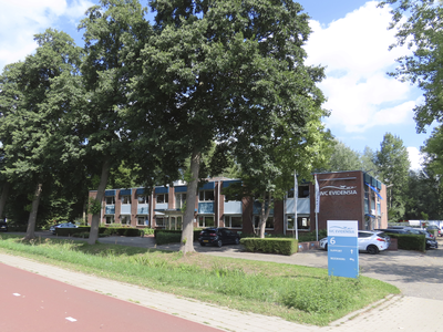 902613 Gezicht op de voor- en zijgevel van het bedrijfspand van IVC Evidensia ('voor gezonde huisdieren en gelukkige ...